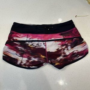 Lululemon Shorts 2.5 in Size 8